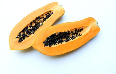 tatlı olgun papaya meyveli papaya dilimlenmiş ve beyaz arka planda yarı izole edilmiş. Sağlıklı beslenme için sebze ve meyve.