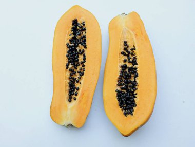 tatlı olgun papaya meyveli papaya dilimlenmiş ve beyaz arka planda yarı izole edilmiş. Sağlıklı beslenme için sebze ve meyve.