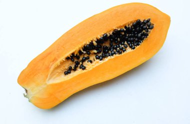 tatlı olgun papaya meyveli papaya dilimlenmiş ve beyaz arka planda yarı izole edilmiş. Sağlıklı beslenme için sebze ve meyve.
