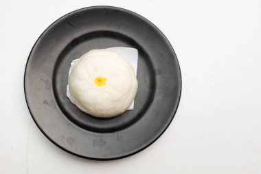 Lezzetli doldurulmuş çörek ya da Çin çöreği, Çin yemeği buğulanmış rulo Çin Dim Sum 'u servis etmek beyaz bir zemin üzerinde izole edilmiş Çin yemeği tarzı, sabahları yemek.