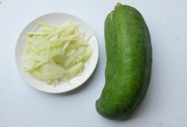 Taze, çiğ papaya meyvesi, tohumlu dilimlenmiş ve kırmızı papaya dilimlenmiş beyaz arka planda izole edilmiş tabaklarda. Tropikal egzotik meyveler ve sağlıklı Tayland meyveleri.