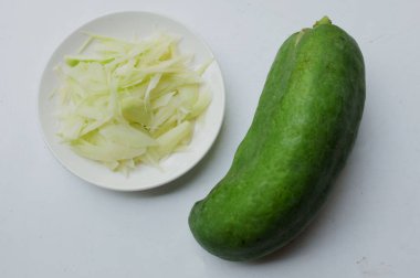 Taze, çiğ papaya meyvesi, tohumlu dilimlenmiş ve kırmızı papaya dilimlenmiş beyaz arka planda izole edilmiş tabaklarda. Tropikal egzotik meyveler ve sağlıklı Tayland meyveleri.