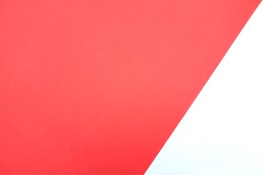 Arka plan için iki ton kırmızı beyaz kağıt rengi. Zeminde iki renkli kağıt var ve görüntünün yarısı bölünmüş. arkaplan. Metin için en üstteki görünüm