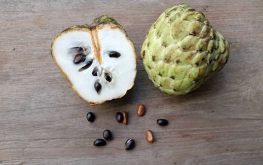 taze çiğ krema, elma şekeri, annona cherimola (annona squamosa l..) meyve, tahtadan bir masa üzerinde yalıtılmış, tropik egzotik meyve ve sağlıklı meyvelerle dilimlenmiş.