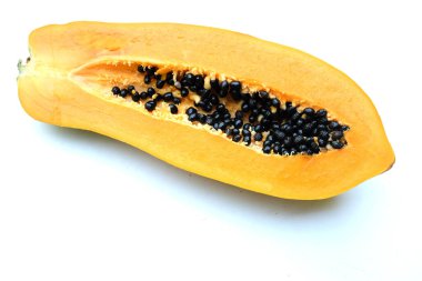 Üst ve düz, tatlı olgun papaya meyveli papaya dilimlenmiş ve yarısı beyaz arka planda yalıtılmış. Sağlıklı beslenme için sebze ve meyve.