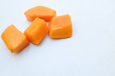 Üst ve düz bir zemin beyaz zemin üzerine izole edilmiş dilimlenmiş, olgun papaya meyveli papaya. Sağlıklı beslenme için sebze ve meyve.