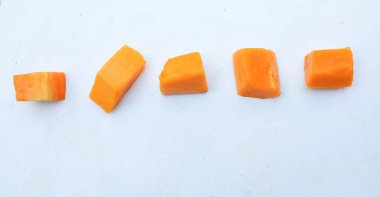 Üst ve düz bir zemin beyaz zemin üzerine izole edilmiş dilimlenmiş, olgun papaya meyveli papaya. Sağlıklı beslenme için sebze ve meyve.