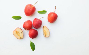 Taze, organik, kırmızı, cüce elma, prenses, elma, mini elma, küçük elma, kiraz elması, tam kırmızı elma, yarısı yeşil yapraklı yarım dilim beyaz arka plan