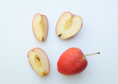 Taze, organik, kırmızı, cüce elma, prenses, elma, mini elma, küçük elma, kiraz elması, tam kırmızı elma, yarısı yeşil yapraklı yarım dilim beyaz arka plan
