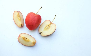 Taze, organik, kırmızı, cüce elma, prenses, elma, mini elma, küçük elma, kiraz elması, tam kırmızı elma, yarısı yeşil yapraklı yarım dilim beyaz arka plan