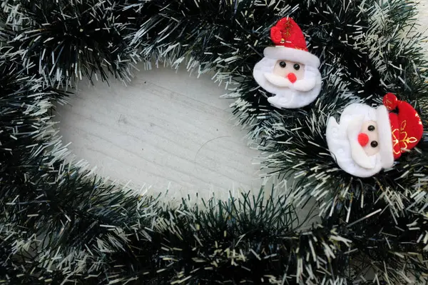 Weihnachtsdekoration Aus Geschmückten Grünen Tannenzweigen Eines Weihnachtsbaums Und Niedlichen Weihnachtsmännern Stockbild