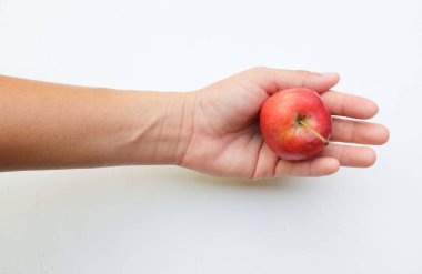 Bir grup taze organik, kırmızı, cüce elma, prenses, elma, mini elma, küçük elma, vişne elması, beyaz arka planda izole edilmiş kadın ellerindeki parlak kırmızı elmalar. sağlıklı meyve kavramı