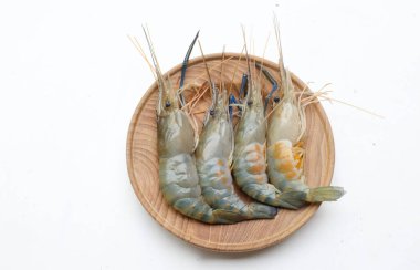 Taze çiğ karides, karides, dev tatlı su karidesi, tatlı su karidesi, dev nehir karidesi (Macrobrachium rosenbergii), ahşap zeminde izole edilmiş deniz ürünleri pişirmek için.