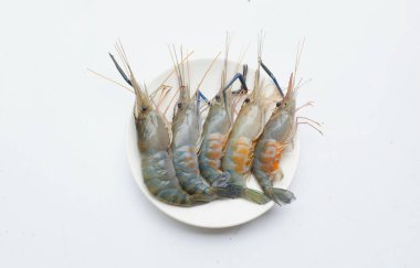 Taze çiğ karides, karides, dev tatlı su karidesi, tatlı su karidesi, dev nehir karidesi (Macrobrachium rosenbergii), beyaz zeminde izole edilmiş deniz ürünleri pişirmek için.