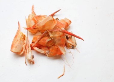 Bir yığın karides kemiği, Bones, karides kabuğu ya da yemekten sonra bir yığın yiyecek. Kızarmış karides kalıntıları. yiyecek artıkları.