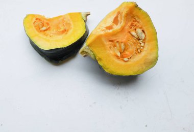 Bir yığın taze çiğ Japon balkabağı (Cucurbita moschata), Kabocha kabağı, beyaz bir arka planda izole edilmiş. Sağlıklı gıda sebze, meyve ve gıda ticareti fikri