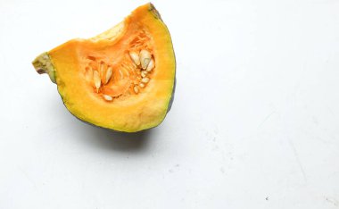 Bir yığın taze çiğ Japon balkabağı (Cucurbita moschata), Kabocha kabağı, beyaz bir arka planda izole edilmiş. Sağlıklı gıda sebze, meyve ve gıda ticareti fikri