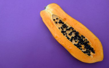 Üst ve düz bir zemin üzerinde pembe bir zemin üzerinde izole edilmiş tatlı olgun papaya meyveli papaya uzanır. Sağlıklı beslenme için sebze ve meyve.