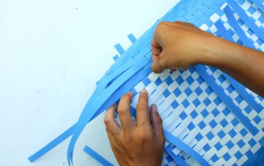 Plastikten sepet ören kadın elleri. Plastikten yapılmış sepetler, çok zor bir ağırlığın girdisi için plastik kaplar çok renkli olabilir.