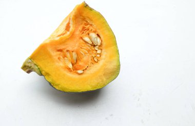 Bir yığın taze çiğ Japon balkabağı (Cucurbita moschata), Kabocha kabağı, hem top ve kesim, beyaz bir sırt üzerinde sarı et izole göstermektedir. Sağlıklı gıda sebze, meyve ve gıda işi 