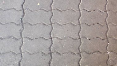 Caddenin dibindeki asfalt döşeme dokusu beton tuğla kare taş zemin zemin zemin döşemesi beton döşeme döşeme döşeme döşemeleri, beton döşeme döşeme döşemeleri, yan manzara beton kaldırım ya da yaya yolu.,