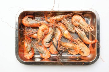 İştah açıcı ızgara karides, dev tatlı su karidesi, tatlı su karidesi, dev nehir karidesi (Macrobrachium rosenbergii) paslanmaz çelik tepside beyaz bir stüdyo arka planında izole edilmiş.. 