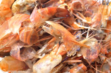 Karides kemiği, Bones, karides kabuğu ya da yemekten sonra siyah tabakta yemek. Kızarmış karides kalıntıları. yiyecek artıkları.