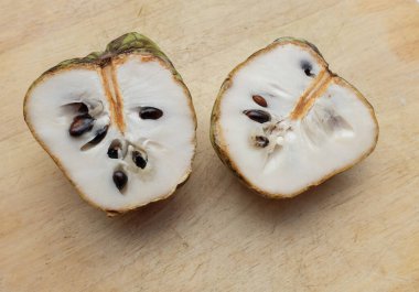 Taze yeşil kremalı elma, elma şekeri, anona cherimola (annona squamosa l.) meyve dilimlenmiş, ahşap masa zemininde. Tropikal egzotik meyve ve sağlıklı meyve