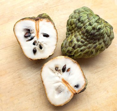 Taze yeşil kremalı elma, elma şekeri, anona cherimola (annona squamosa l.) meyve dilimlenmiş, ahşap masa zemininde. Tropikal egzotik meyve ve sağlıklı meyve