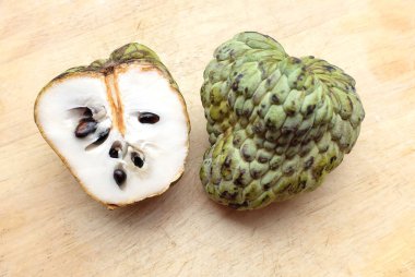 Taze yeşil kremalı elma, elma şekeri, anona cherimola (annona squamosa l.) meyve dilimlenmiş, ahşap masa zemininde. Tropikal egzotik meyve ve sağlıklı meyve