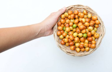 Birkaç küçük jujube (Ziziphus mauritiana Lam), jujube, Çin jujujube, Hint jujubesi.Bunlar sepete konur.. 
