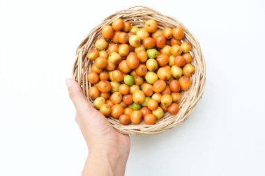 Birkaç küçük jujube (Ziziphus mauritiana Lam), jujube, Çin jujujube, Hint jujubesi.Bunlar sepete konur.. 