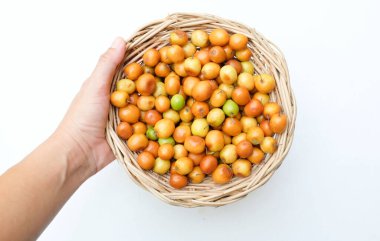 Birkaç küçük jujube (Ziziphus mauritiana Lam), jujube, Çin jujujube, Hint jujubesi.Bunlar sepete konur.. 