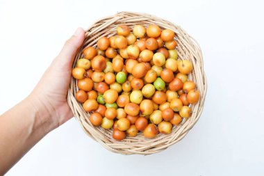 Birkaç küçük jujube (Ziziphus mauritiana Lam), jujube, Çin jujujube, Hint jujubesi.Bunlar sepete konur.. 