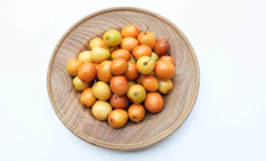 Bazı küçük jujublar (Ziziphus mauritiana Lam), jujujube, Çin jube, Hint jubesi.ahşap bir tabağa yerleştirilir. Bu doğal bir jujube ve çok lezzetli bir tadı var.