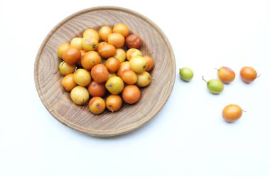 Bazı küçük jujublar (Ziziphus mauritiana Lam), jujujube, Çin jube, Hint jubesi.ahşap bir tabağa yerleştirilir. Bu doğal bir jujube ve çok lezzetli bir tadı var.