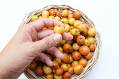 Birkaç küçük jujube (Ziziphus mauritiana Lam), jujube, Çin jujujube, Hint jujubesi.Bunlar sepete konur.. 