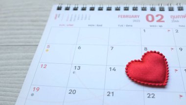 Takvimin 14. gününde kırmızı kalp şekli. Kırmızı kalpler boşlukları süsler, Sevgililer Günü 'nü simgeler, romantizm ve romantizm kutlaması. Sevgililer Günü. 