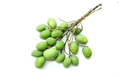 Bir demet taze çiğ organik mango (Mangifera indica L. Var.) Beyaz arka planda yaprakları olan meyveler. Tropikal egzotik meyve ve sağlıklı meyve