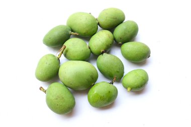 Bir demet taze çiğ organik mango (Mangifera indica L. Var.) Beyaz arka planda yaprakları olan meyveler. Tropikal egzotik meyve ve sağlıklı meyve