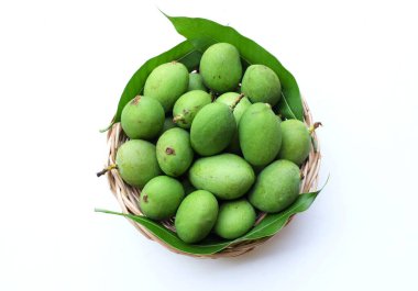 taze çiğ organik mango (Mangifera indica L. Var.) Tahta sepetlerdeki yapraklarla ikiye bölünmüş meyve, beyaz arka planda izole edilmiş. Tropikal egzotik meyve ve sağlıklı meyve