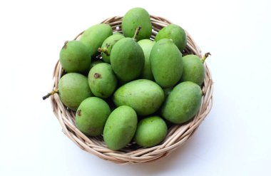 taze çiğ organik mango (Mangifera indica L. Var.) Tahta sepetlerdeki yapraklarla ikiye bölünmüş meyve, beyaz arka planda izole edilmiş. Tropikal egzotik meyve ve sağlıklı meyve