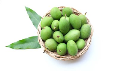 taze çiğ organik mango (Mangifera indica L. Var.) Tahta sepetlerdeki yapraklarla ikiye bölünmüş meyve, beyaz arka planda izole edilmiş. Tropikal egzotik meyve ve sağlıklı meyve