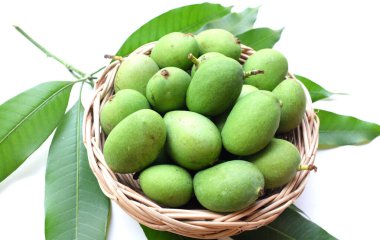 taze çiğ organik mango (Mangifera indica L. Var.) Tahta sepetlerdeki yapraklarla ikiye bölünmüş meyve, beyaz arka planda izole edilmiş. Tropikal egzotik meyve ve sağlıklı meyve