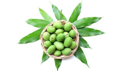 taze çiğ organik mango (Mangifera indica L. Var.) Tahta sepetlerdeki yapraklarla ikiye bölünmüş meyve, beyaz arka planda izole edilmiş. Tropikal egzotik meyve ve sağlıklı meyve