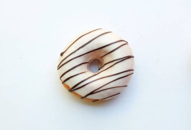 Muhtelif donutların genel manzarası. Çok renkli jöleli çikolatalı çörekler, renkli çörekler, tatlı renkli çörekler, çikolatalı vanilyalı kaplama beyaz bir fon üzerinde izole edilmiş, metin uzay görüntüsü.