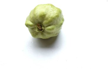 Taze yeşil çiğ guava (Psidium guajava L), yaprakları beyaz arkaplanda izole edilmiş. Tropikal egzotik meyve ve sağlıklı meyve