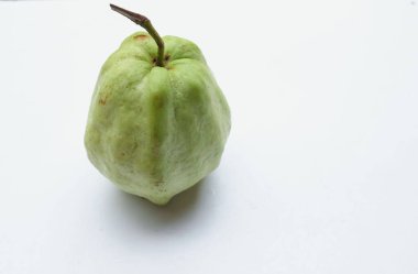 Taze yeşil çiğ guava (Psidium guajava L), yaprakları beyaz arkaplanda izole edilmiş. Tropikal egzotik meyve ve sağlıklı meyve