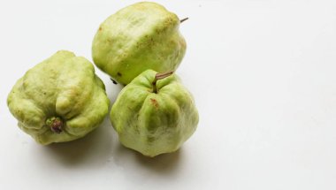 Taze yeşil çiğ guava (Psidium guajava L), yaprakları beyaz arkaplanda izole edilmiş. Tropikal egzotik meyve ve sağlıklı meyve