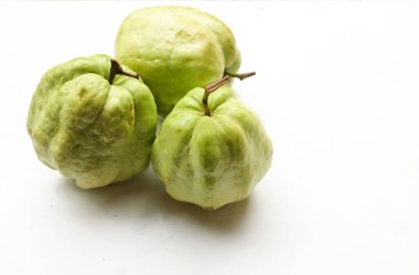 Taze yeşil çiğ guava (Psidium guajava L), yaprakları beyaz arkaplanda izole edilmiş. Tropikal egzotik meyve ve sağlıklı meyve